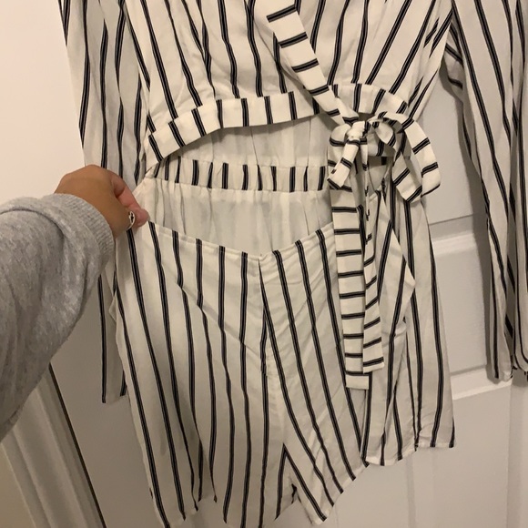 LUCCA medium Tie Romper 🖤 - Picture 3 of 4